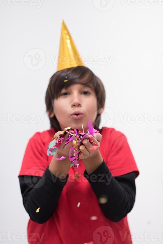 niño soplando confeti foto