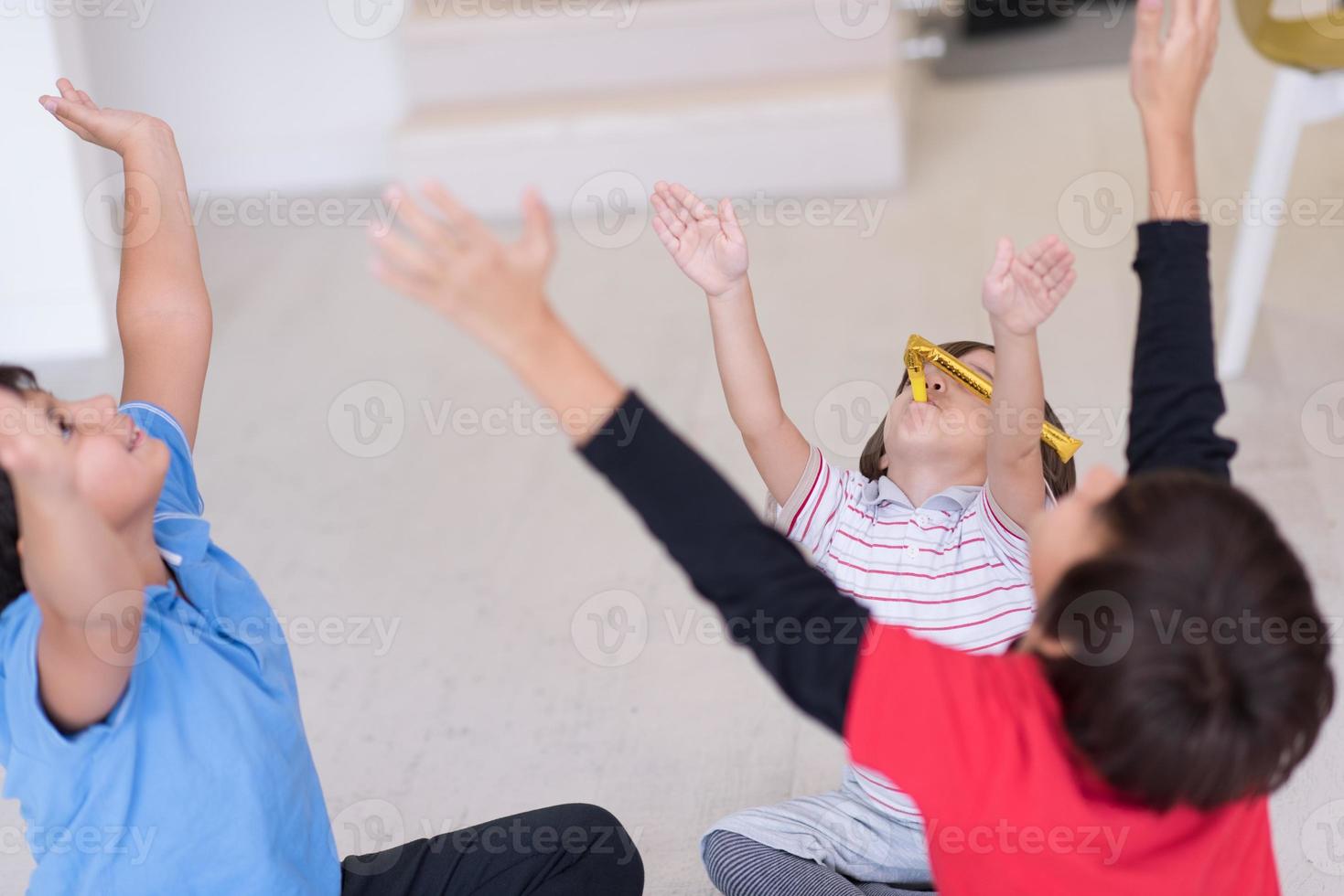 jóvenes divirtiéndose en el suelo foto