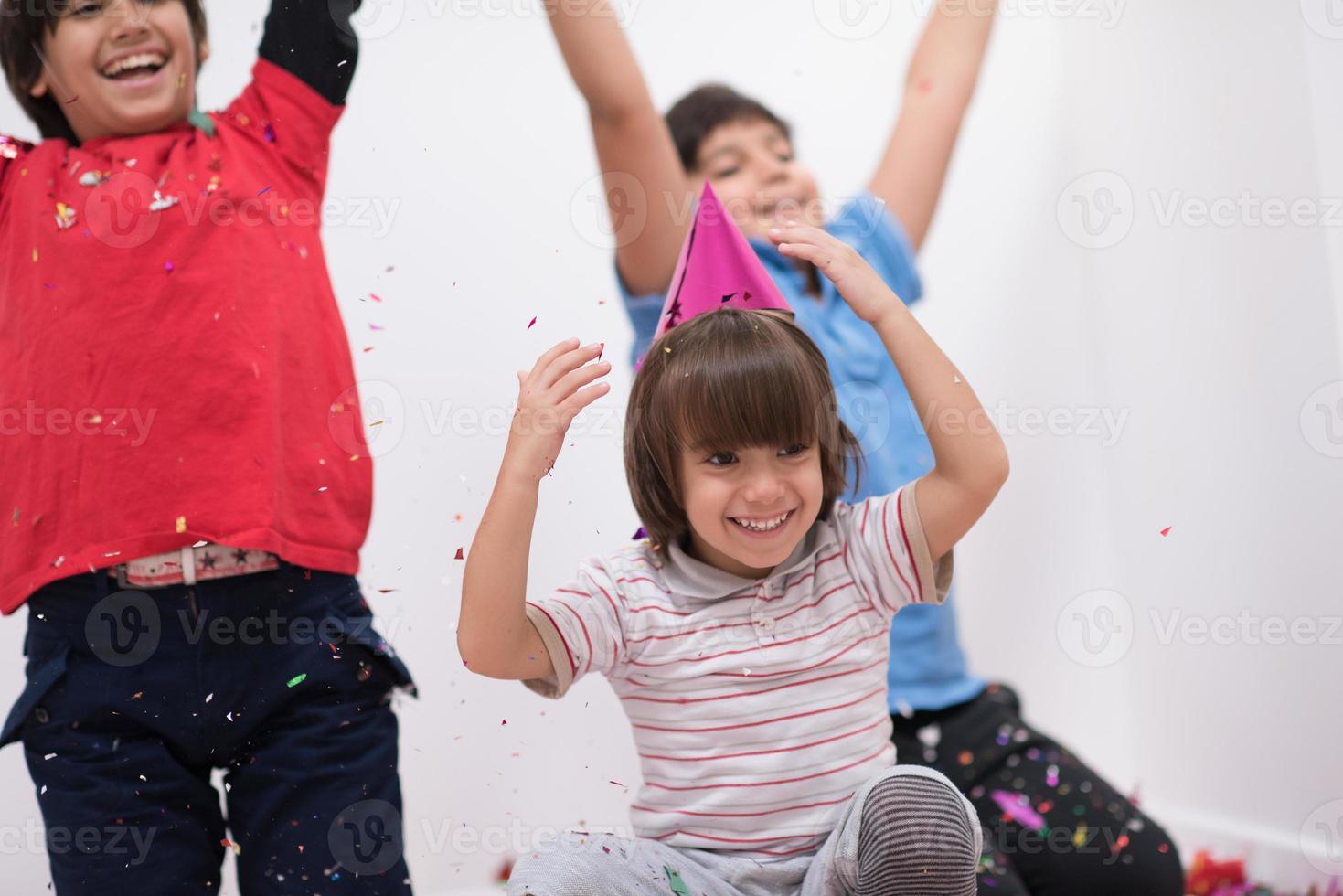 niños soplando confeti foto