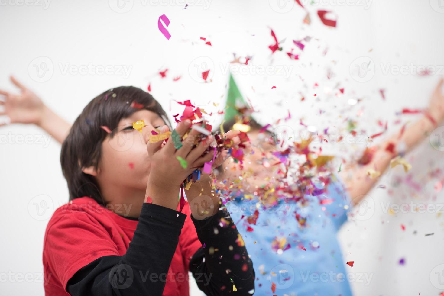 niños soplando confeti foto