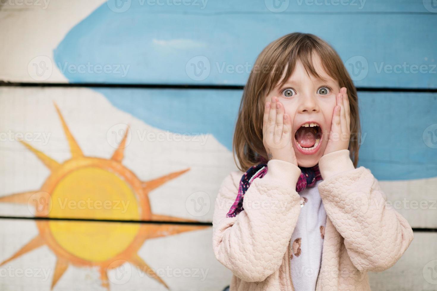 linda niña divirtiéndose en el patio de recreo foto