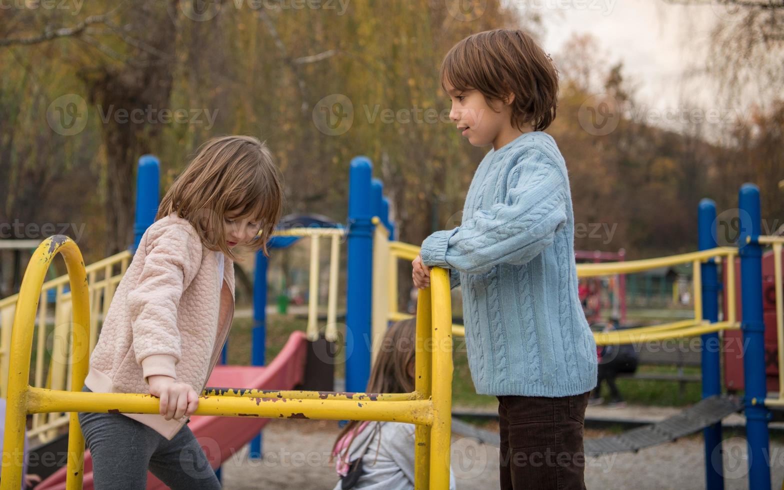 niños en el parque infantil foto
