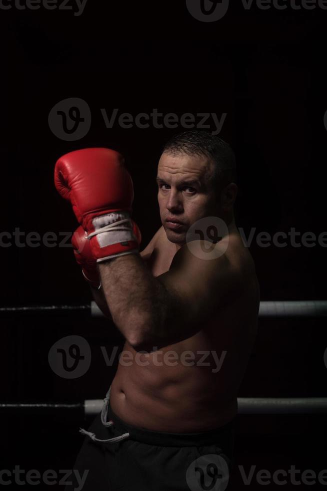 kickboxer profesional en el ring de entrenamiento foto