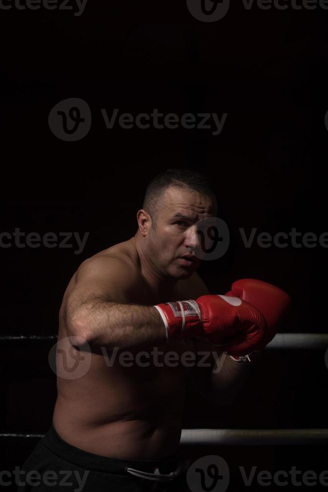 kickboxer profesional en el ring de entrenamiento foto