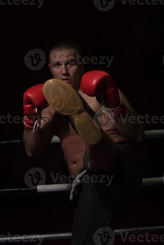 kickboxer profesional en el ring de entrenamiento foto