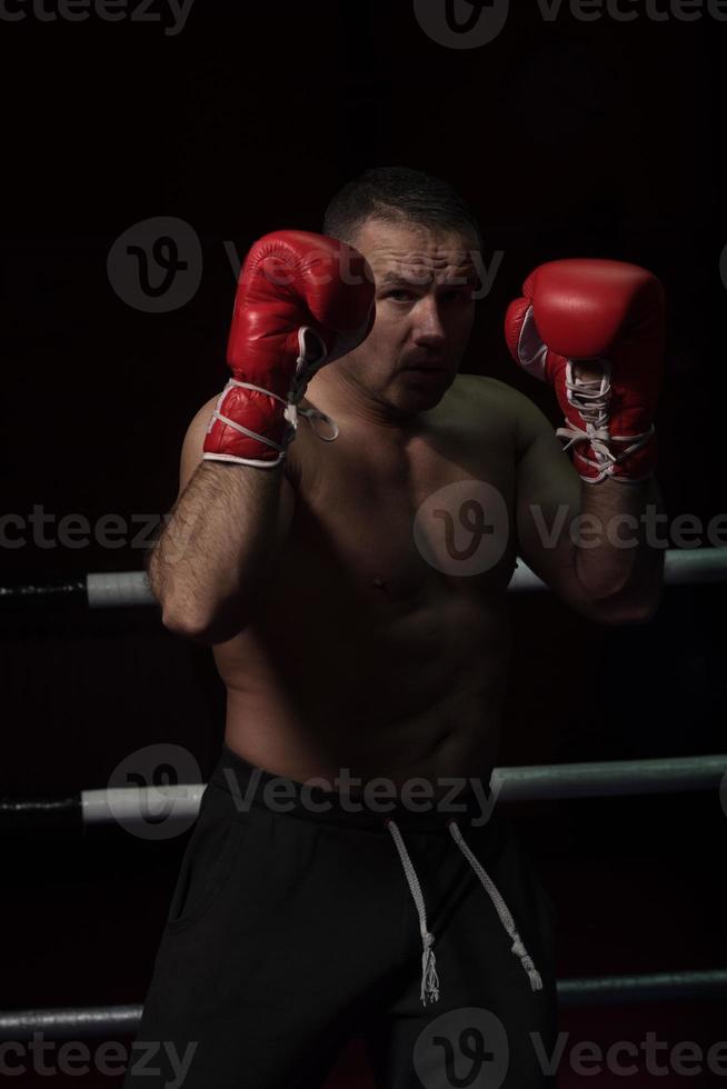 kickboxer profesional en el ring de entrenamiento foto