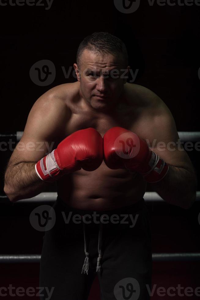 kickboxer profesional en el ring de entrenamiento foto