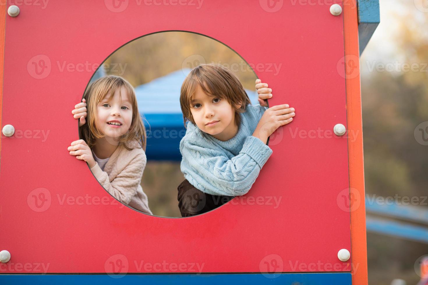 niños en el parque infantil foto