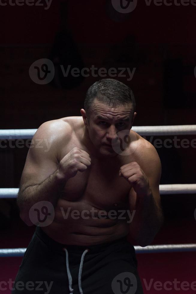 kickboxer profesional en el ring de entrenamiento foto