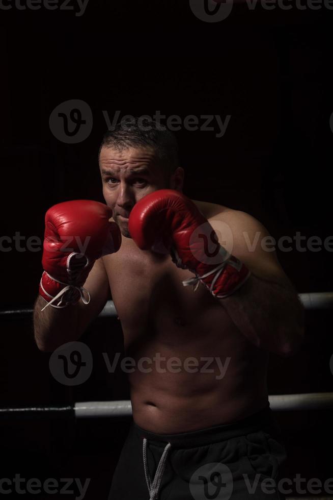 kickboxer profesional en el ring de entrenamiento foto