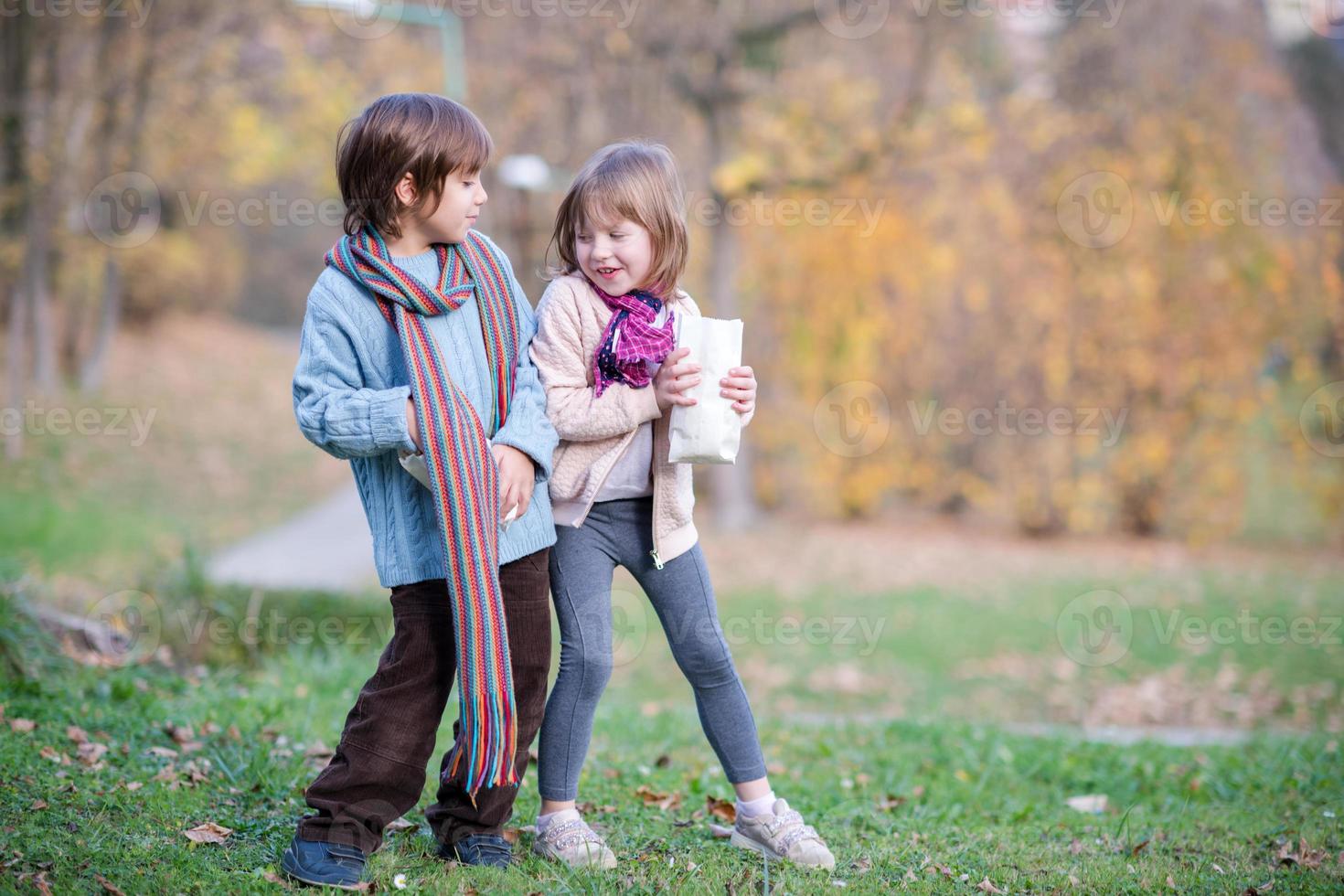 niños en el parque comiendo palomitas de maíz en el parque foto