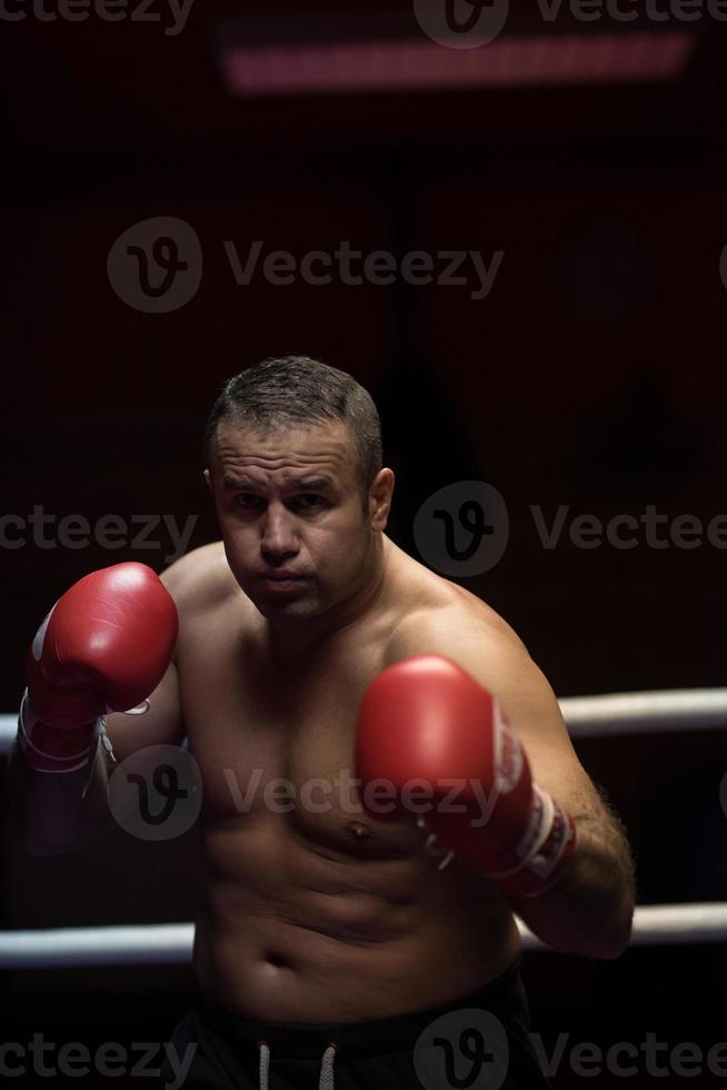 kickboxer profesional en el ring de entrenamiento foto