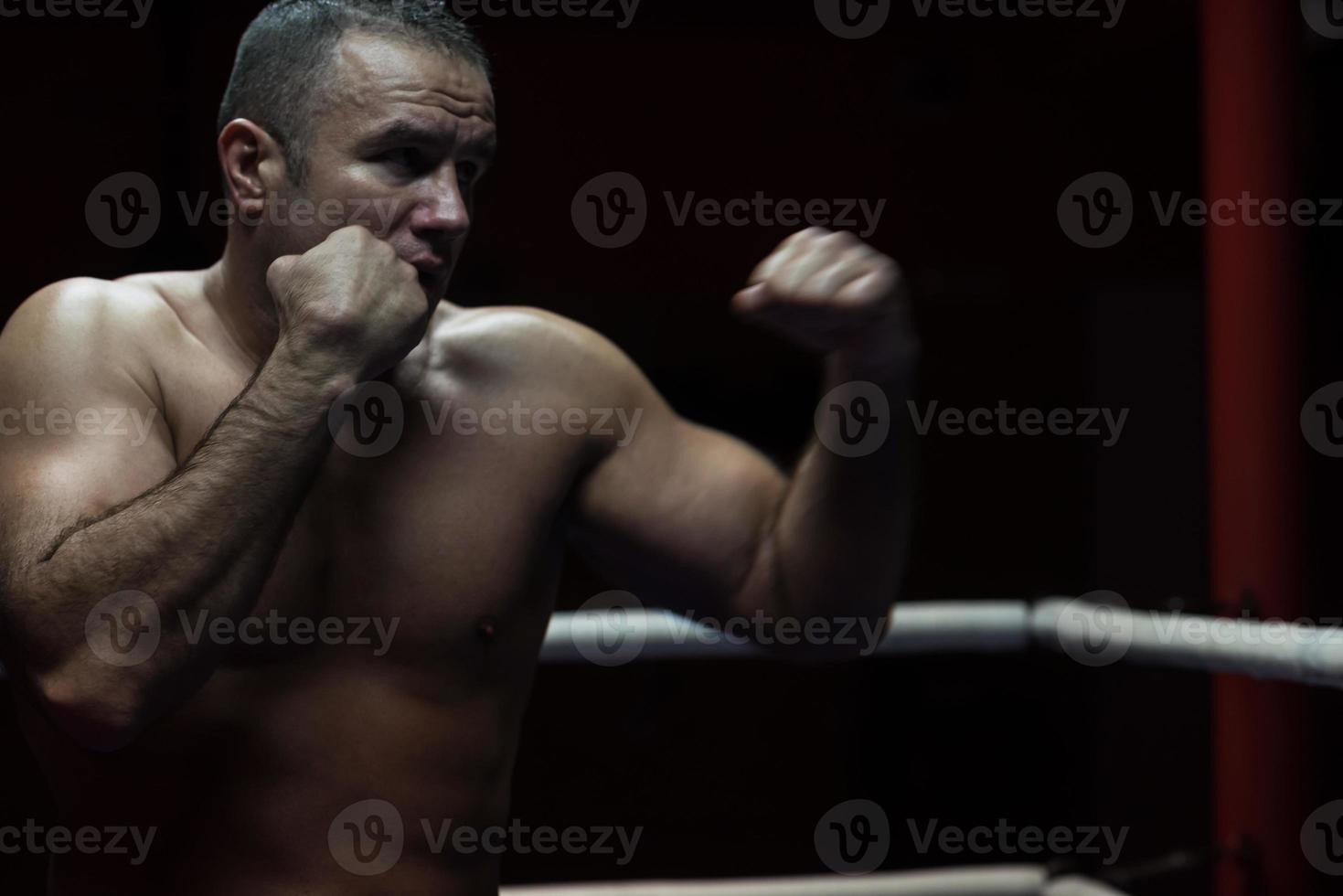 kickboxer profesional en el ring de entrenamiento foto