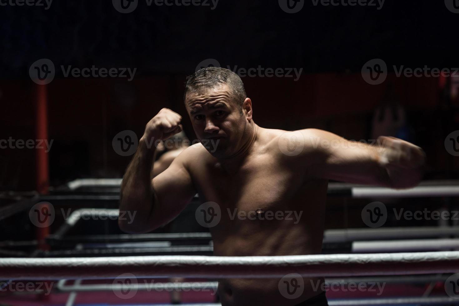 kickboxer profesional en el ring de entrenamiento foto