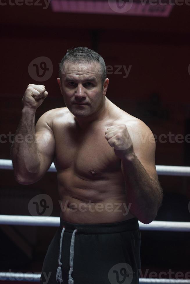 kickboxer profesional en el ring de entrenamiento foto