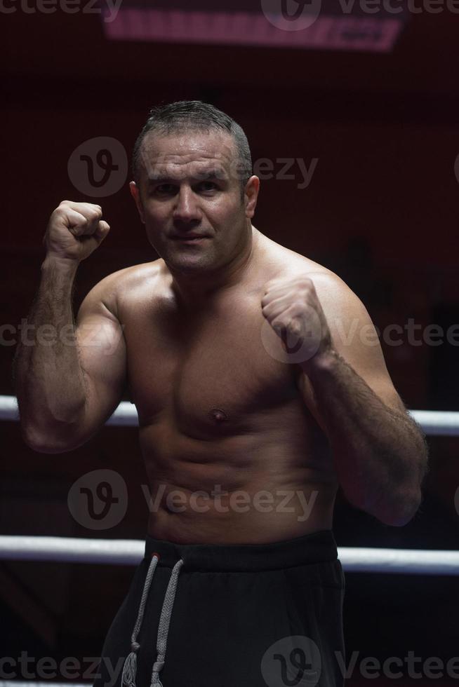 kickboxer profesional en el ring de entrenamiento foto