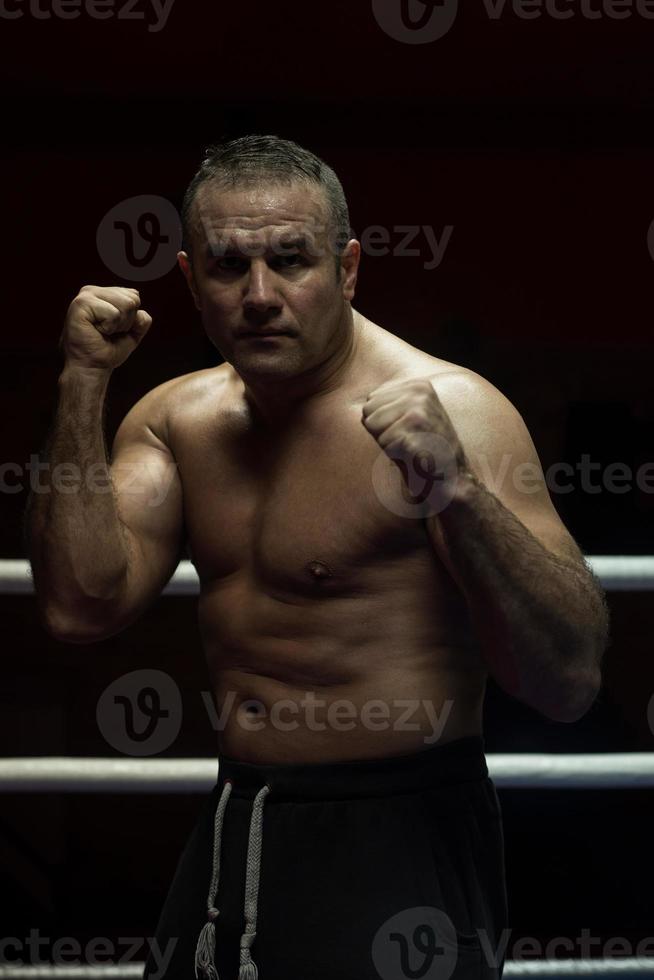 kickboxer profesional en el ring de entrenamiento foto