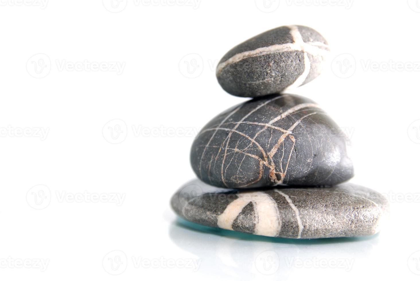 .zen piedras con reflejo aislado foto