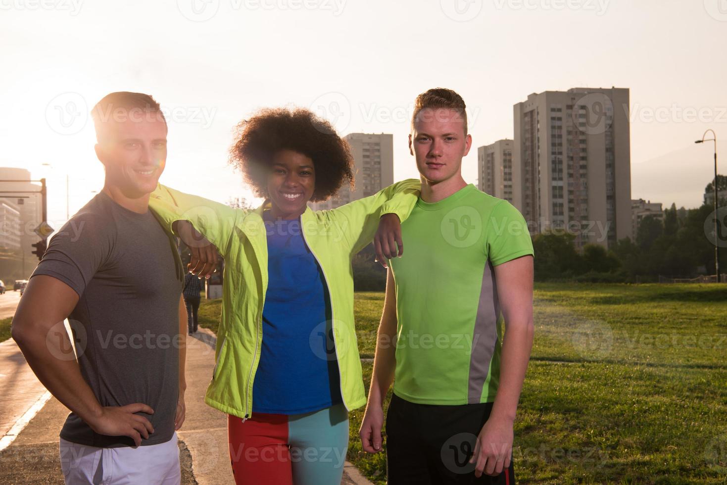 retrato grupo multiétnico de personas en el footing foto