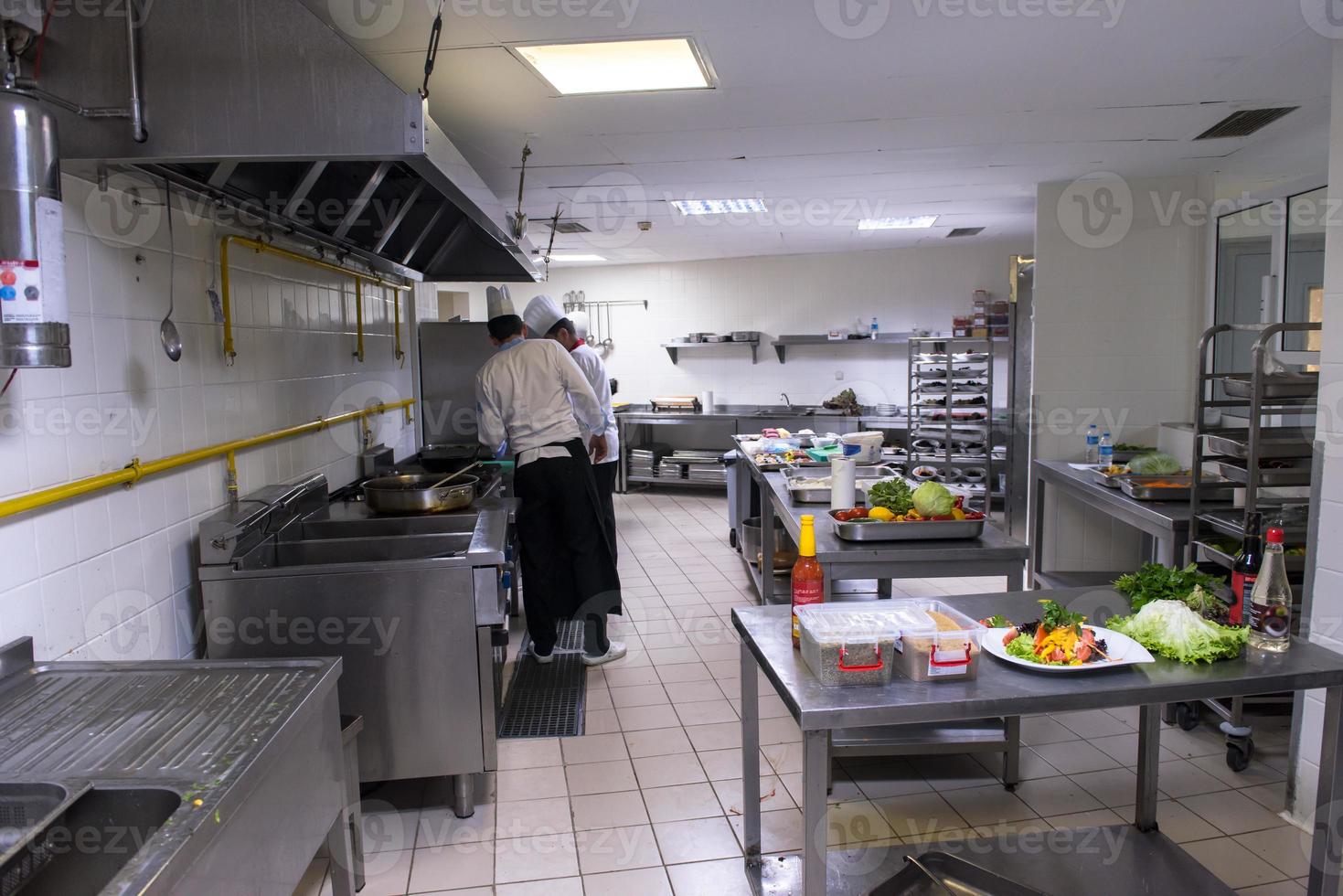 equipo de cocineros y chefs preparando comidas foto