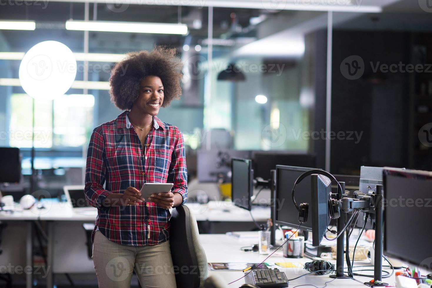 retrato de una joven afroamericana exitosa en una oficina moderna foto