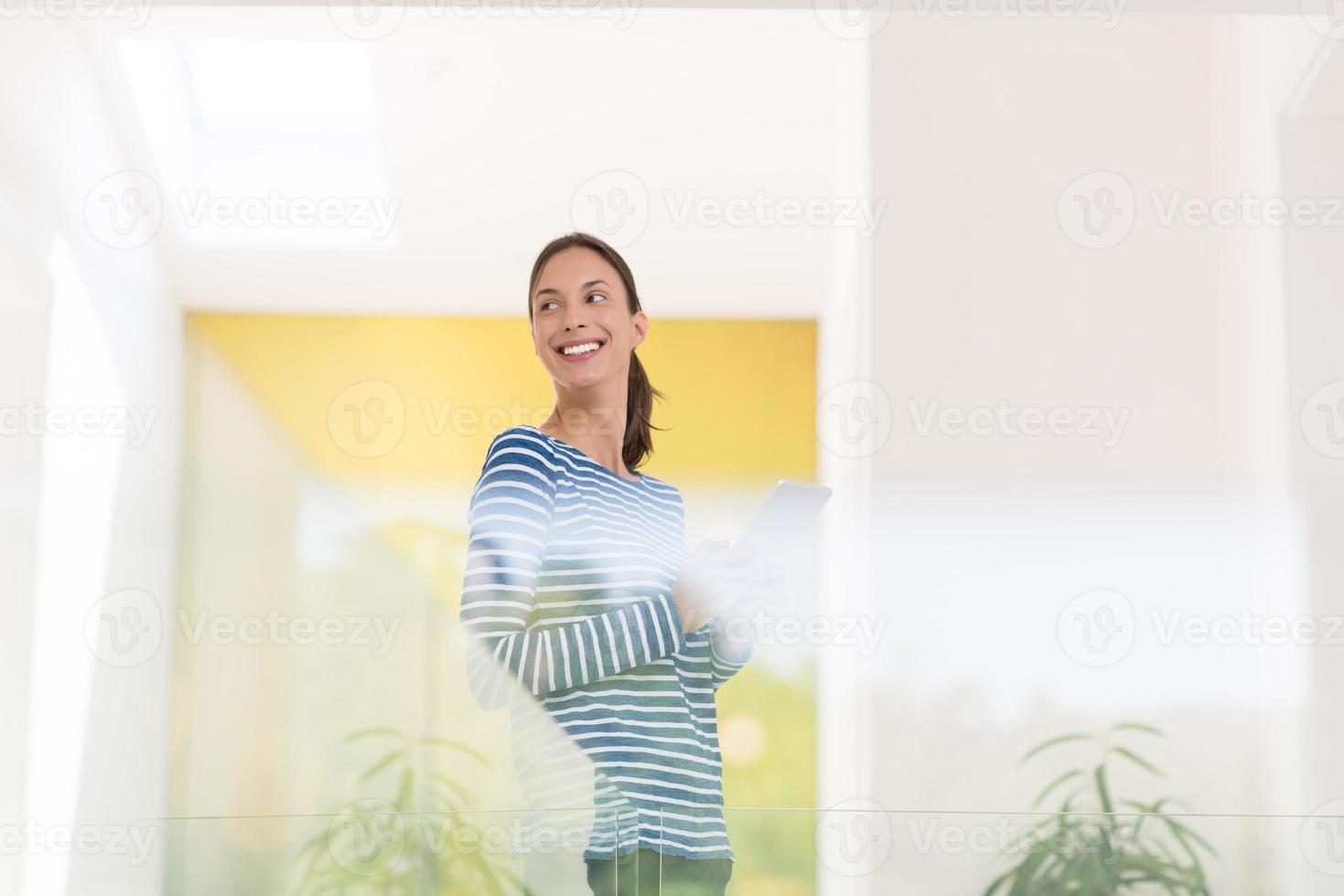 mujer joven en casa navegando por la web foto