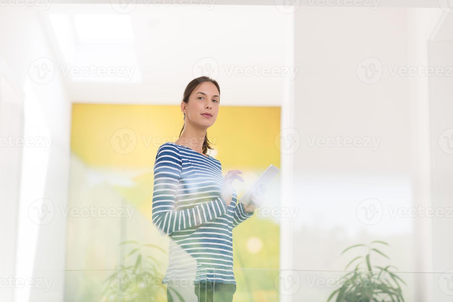 mujer joven en casa navegando por la web foto