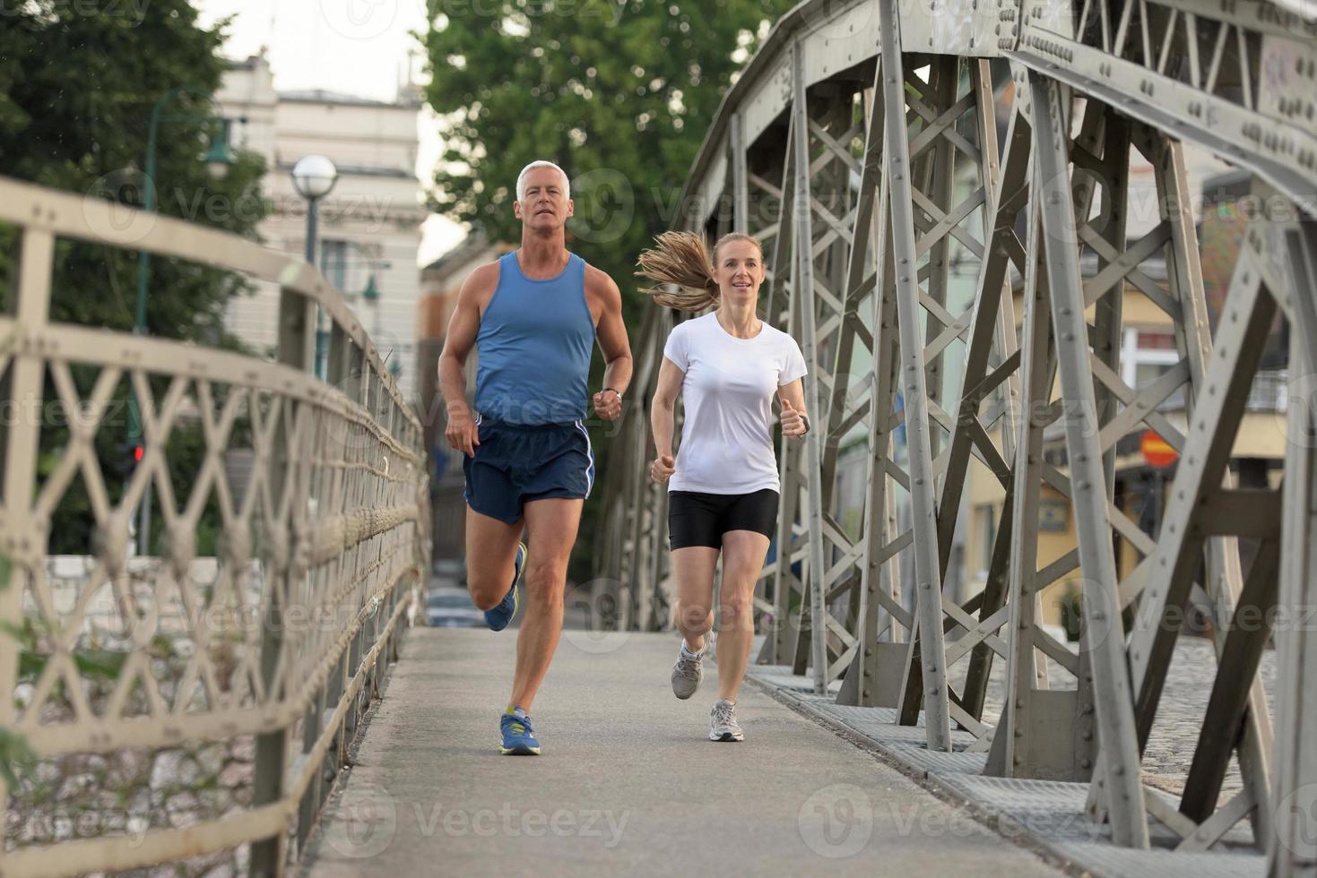 pareja corriendo afuera foto
