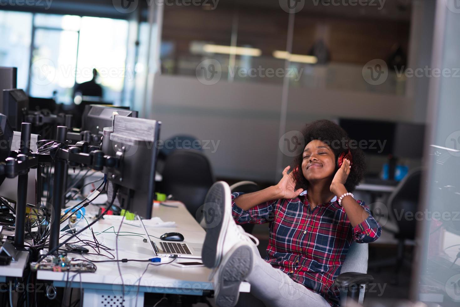 retrato de una joven afroamericana exitosa en una oficina moderna foto
