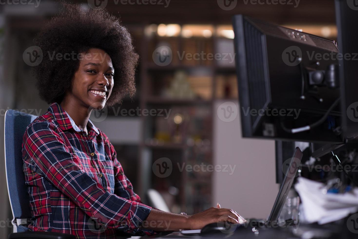 retrato de una joven afroamericana exitosa en una oficina moderna foto