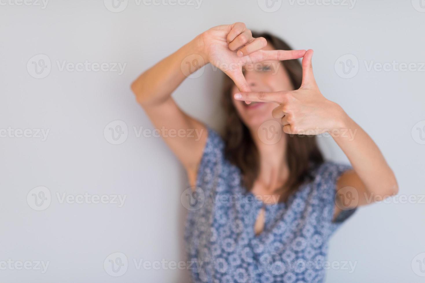 mujer mostrando gesto de mano de encuadre foto