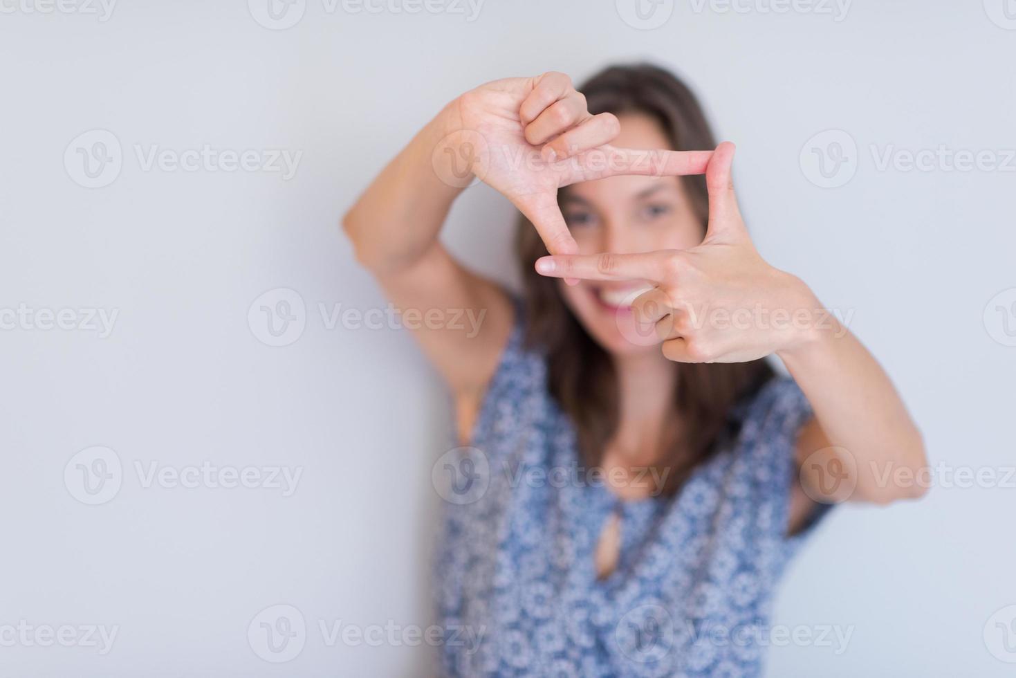 mujer mostrando gesto de mano de encuadre foto