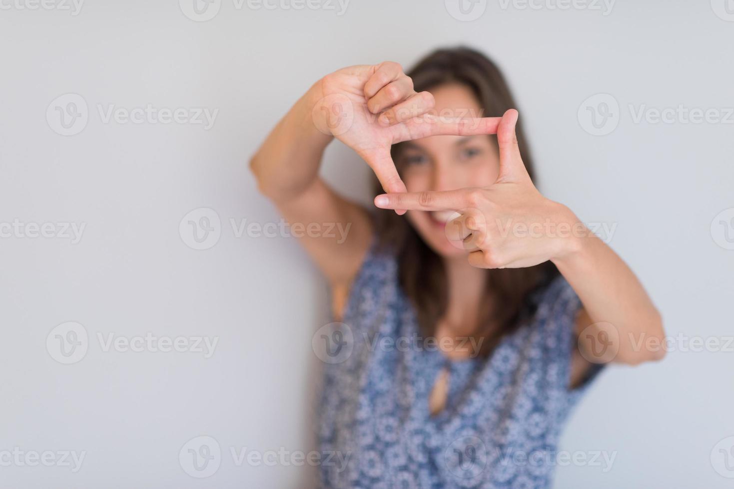 mujer mostrando gesto de mano de encuadre foto