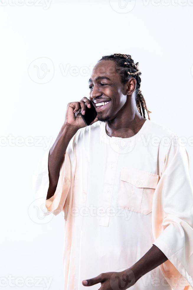 hombre africano usando un teléfono inteligente foto