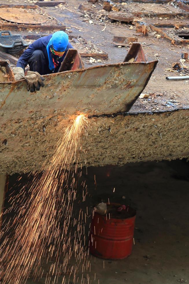 los trabajadores están cortando acero foto