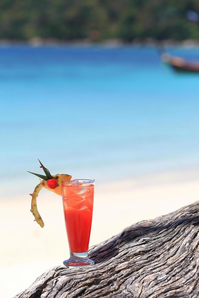 cóctel de frutas en una playa de isla tropical foto