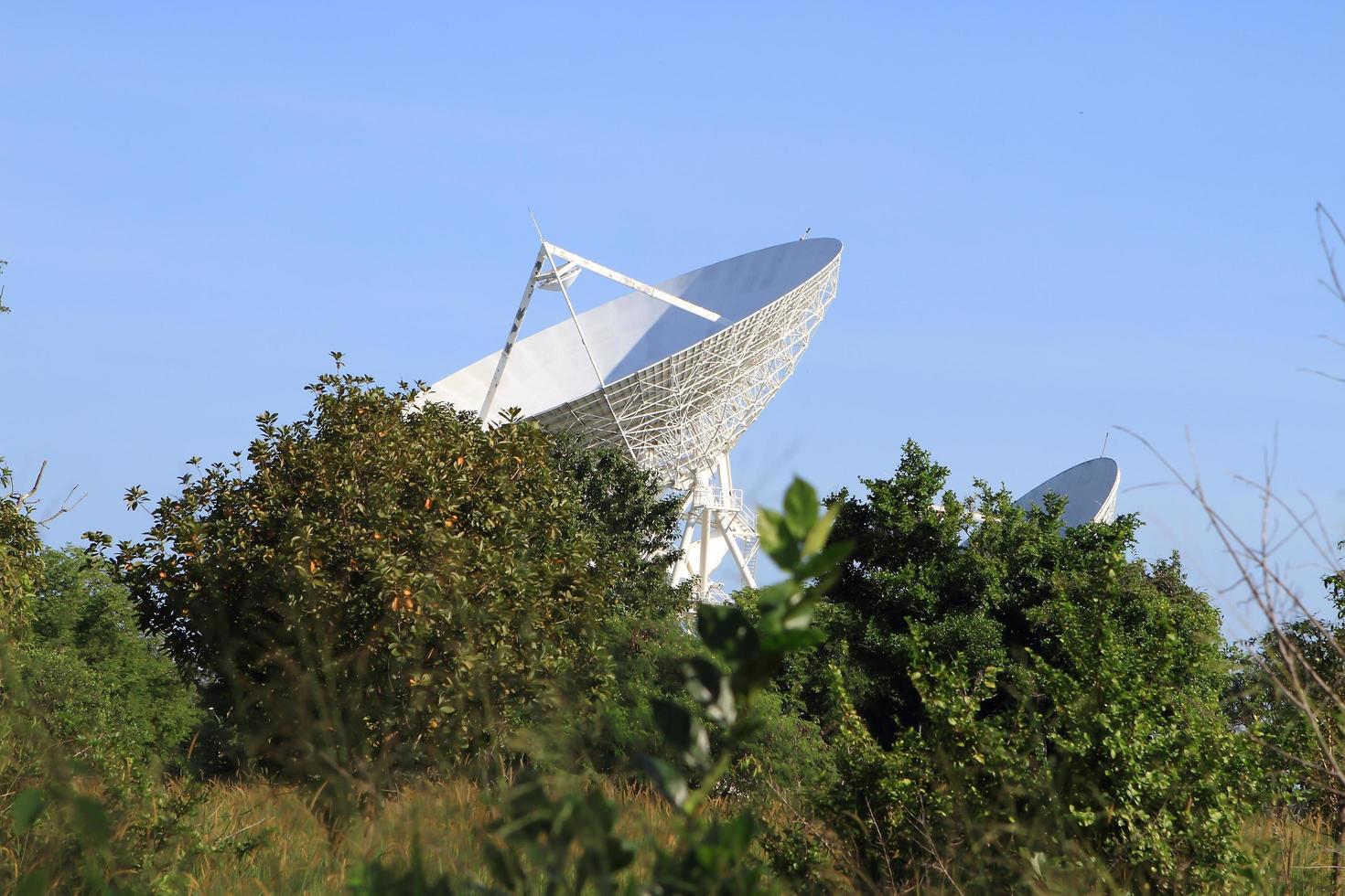 antena parabólica muy grande foto