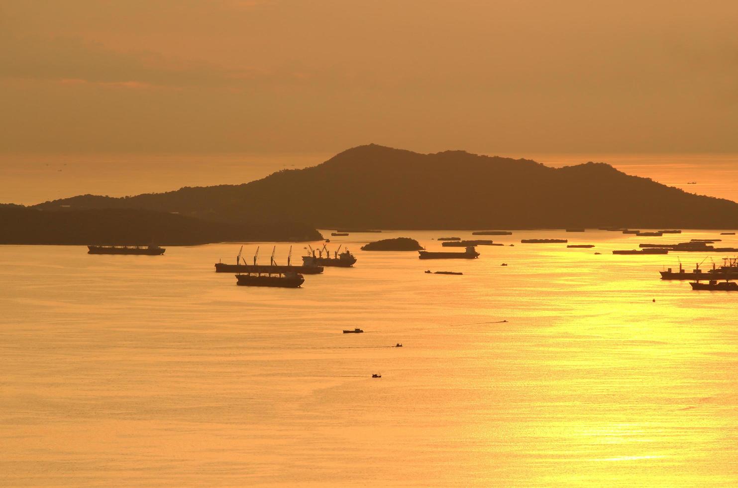 imagen del buque de carga a la hora del crepúsculo. foto