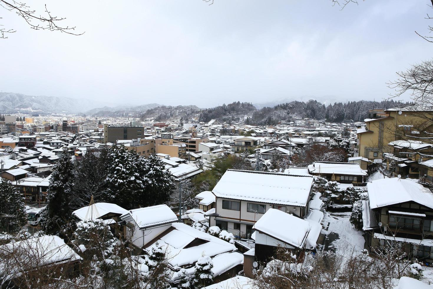 Vista de la ciudad de Takayama en Japón en la nieve. foto