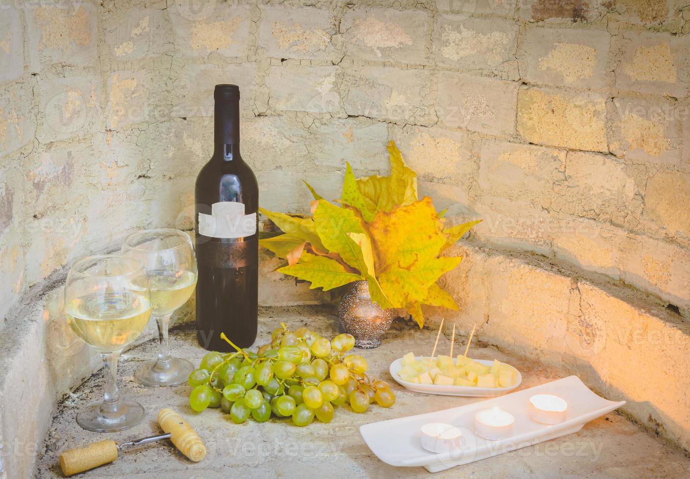 vino con velas y uvas para exhibir en la casa del vino foto