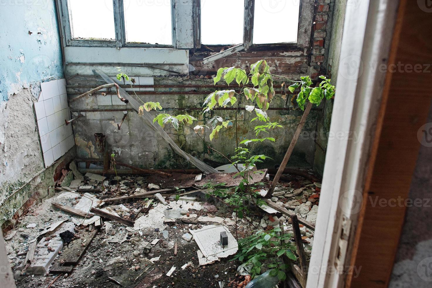 interior industrial de una antigua fábrica abandonada. foto