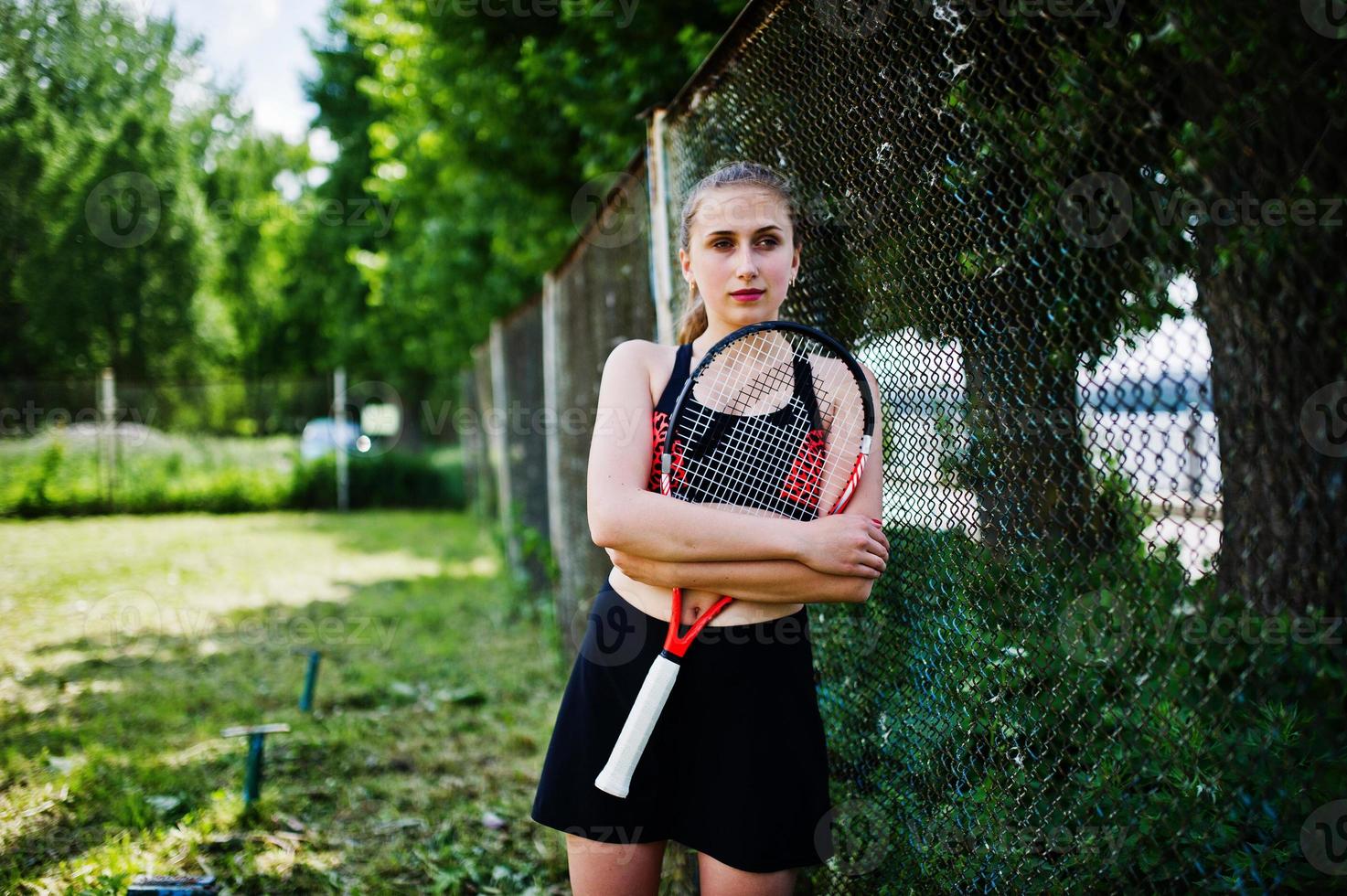 bella deportista mujer tenista con raqueta en traje de ropa deportiva. foto