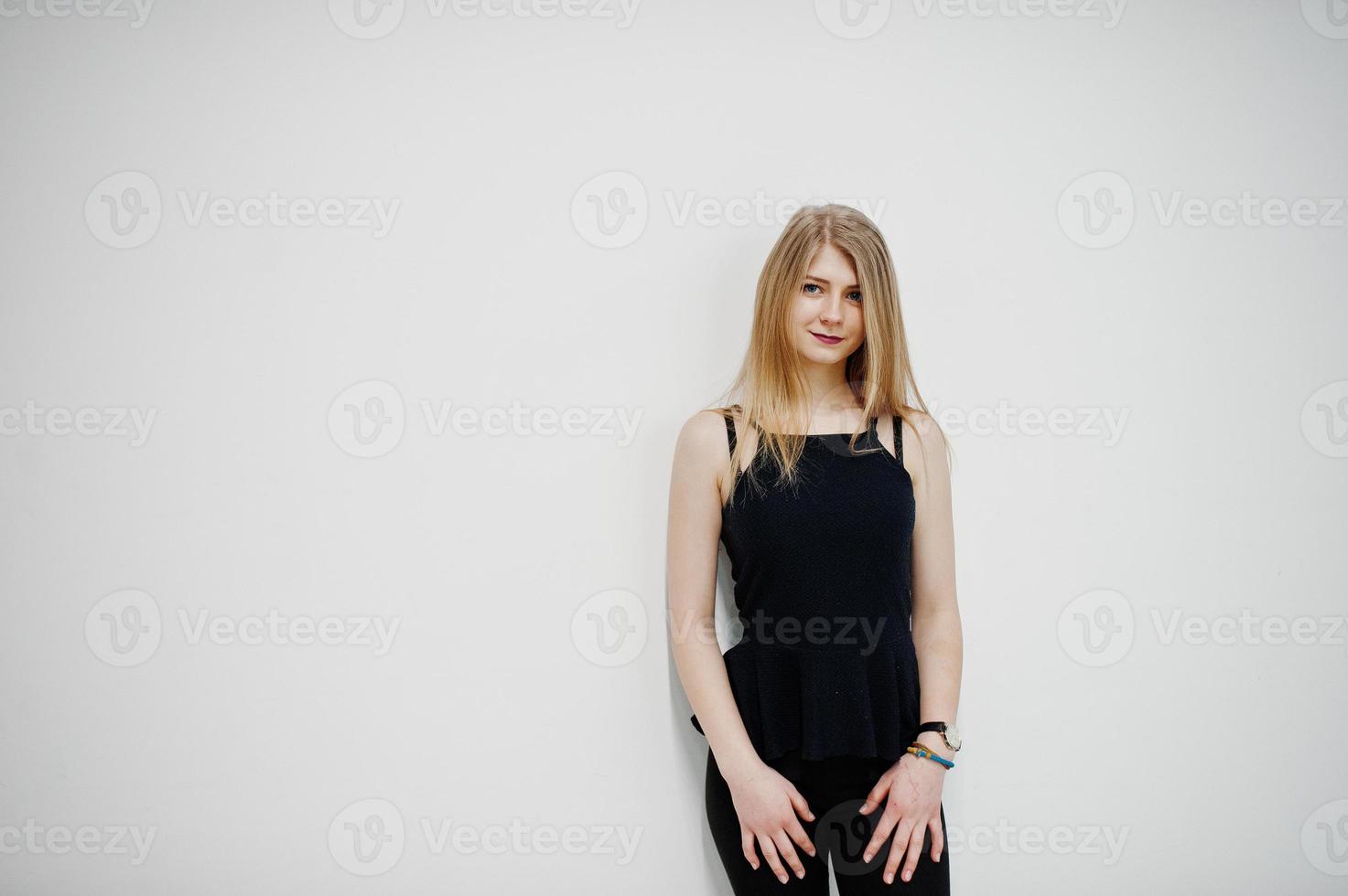 retrato de una chica rubia vestida de negro sobre un fondo blanco. foto