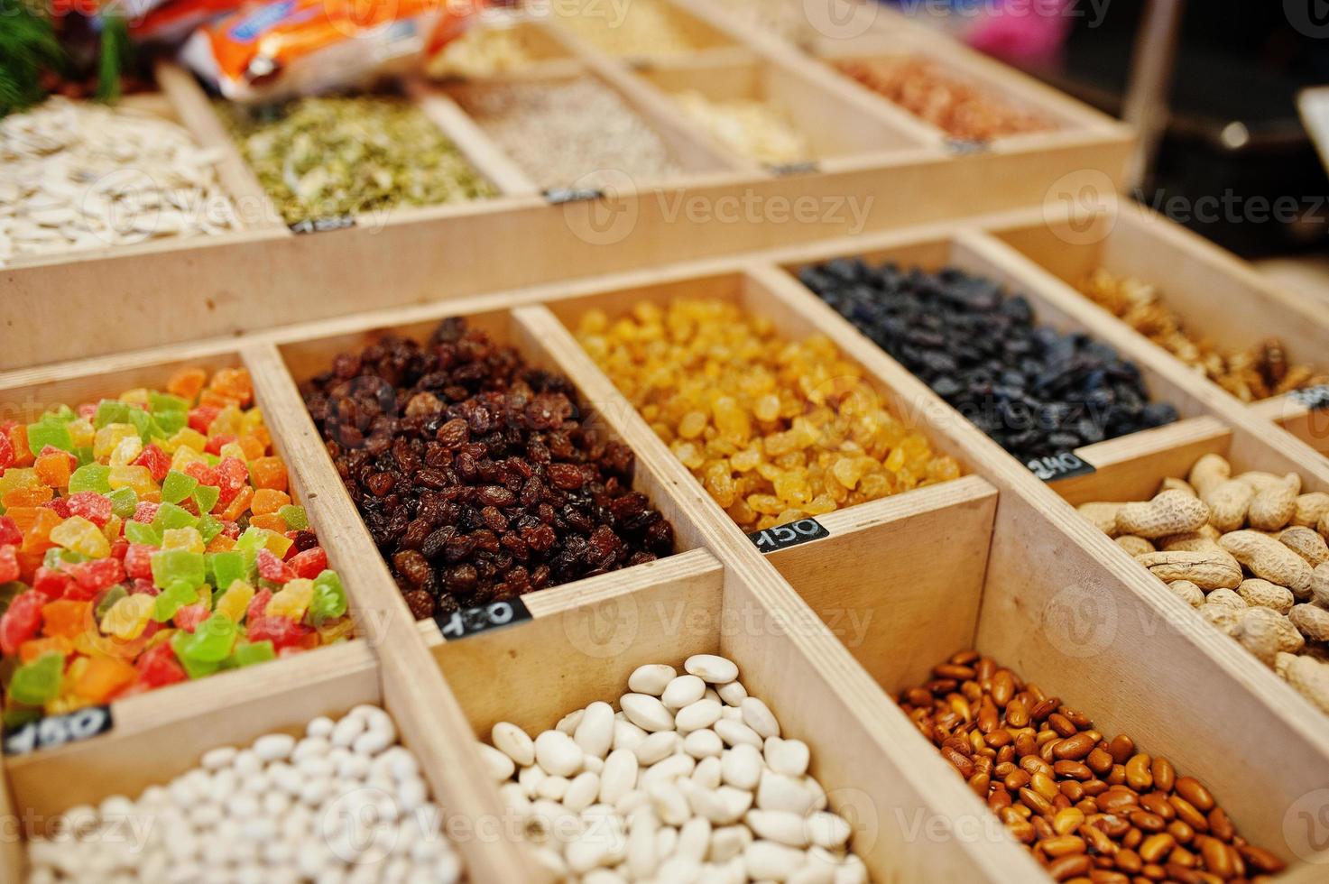 pasas, nueces y frutas confitadas en el estante de un supermercado o tienda de comestibles. foto