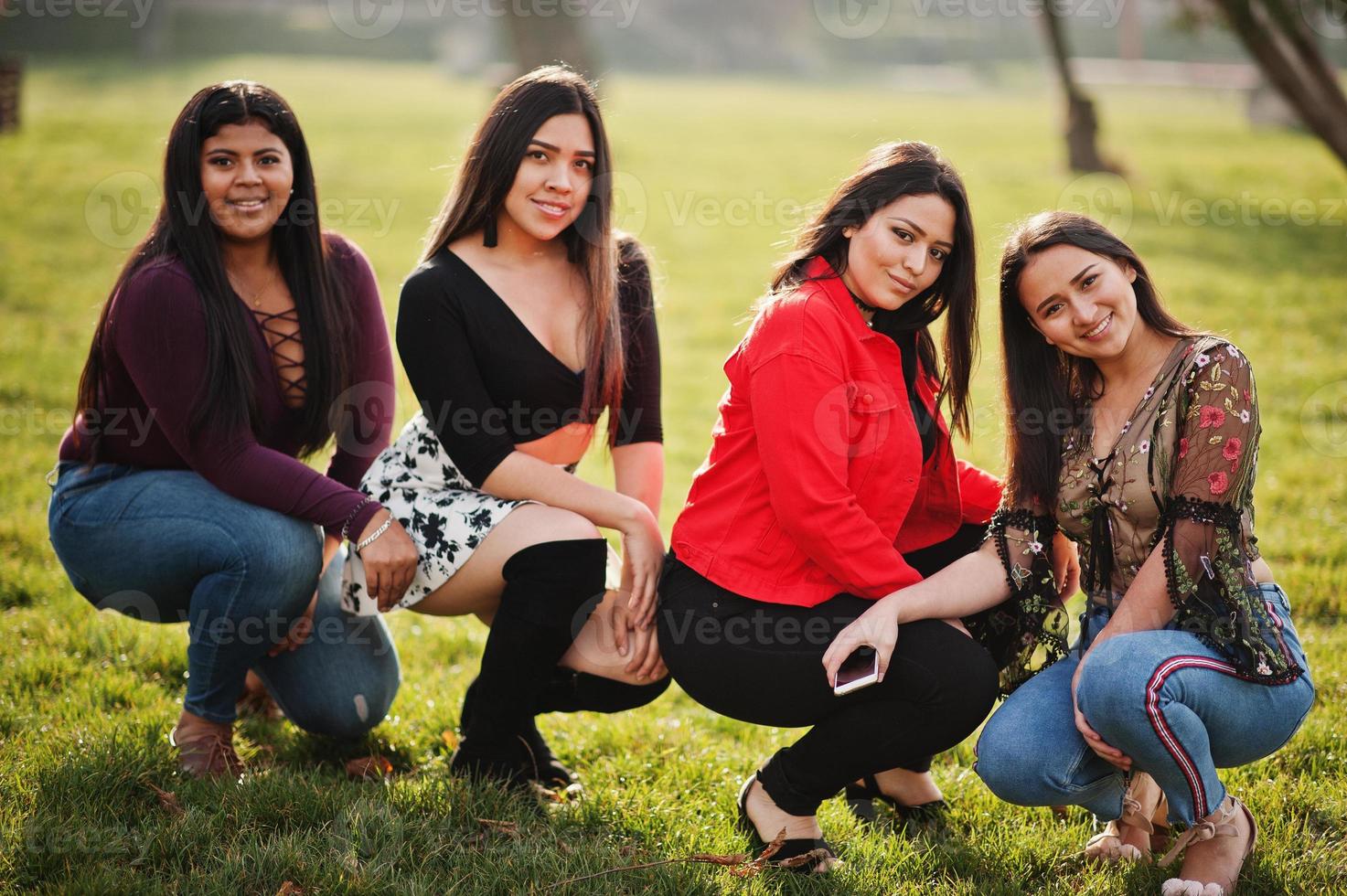 grupo de cuatro chicas latinas felices y bonitas de ecuador posaron en la calle. foto