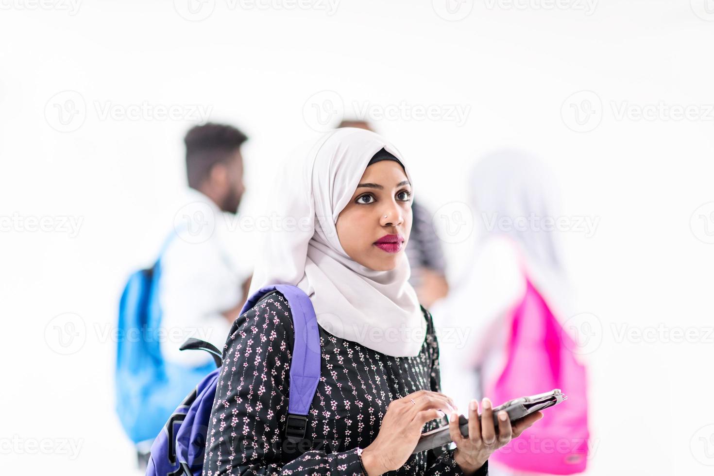 estudiante africana con un grupo de amigos foto