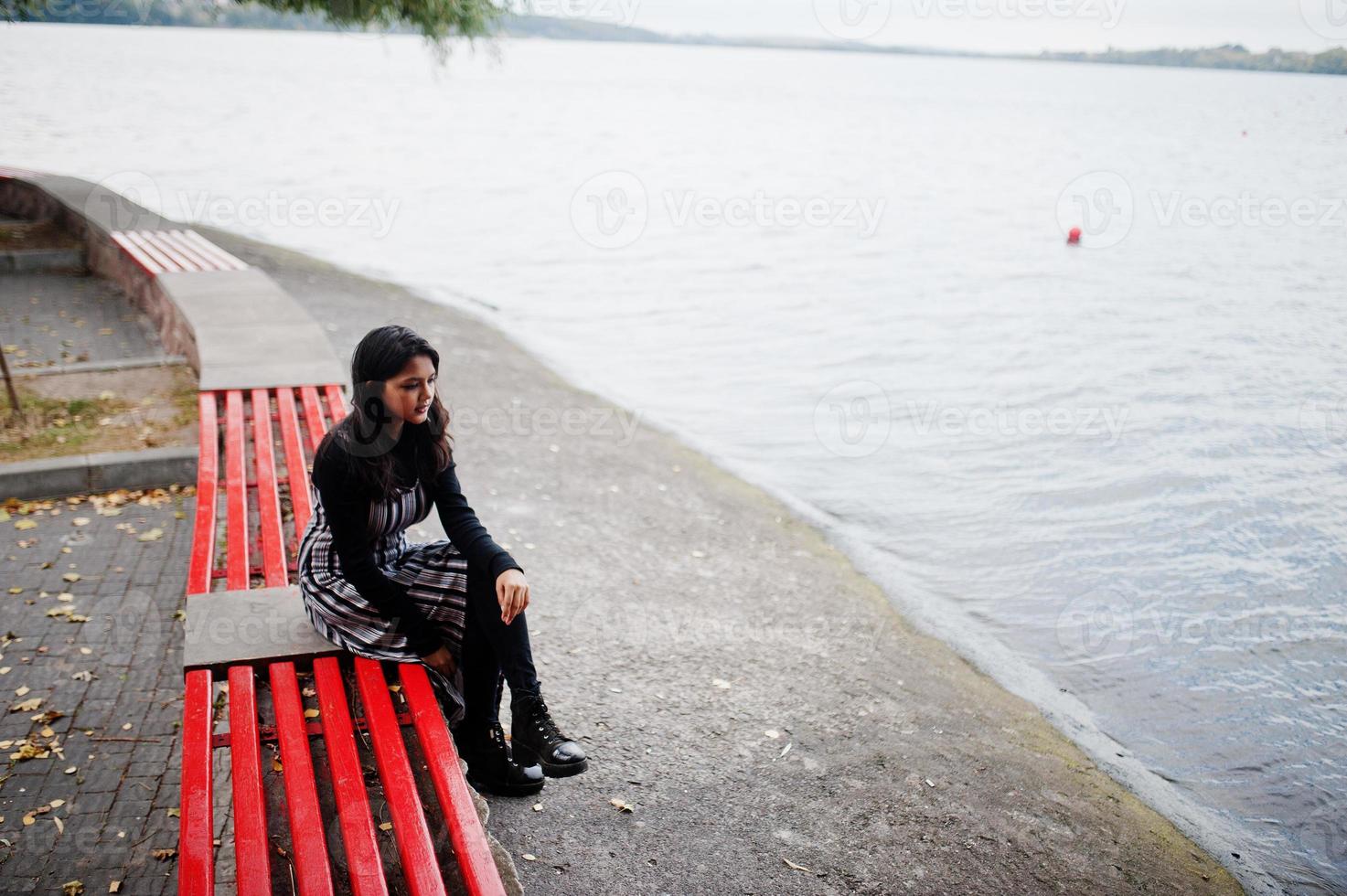 retrato de una joven y hermosa adolescente india o del sur de Asia vestida. foto