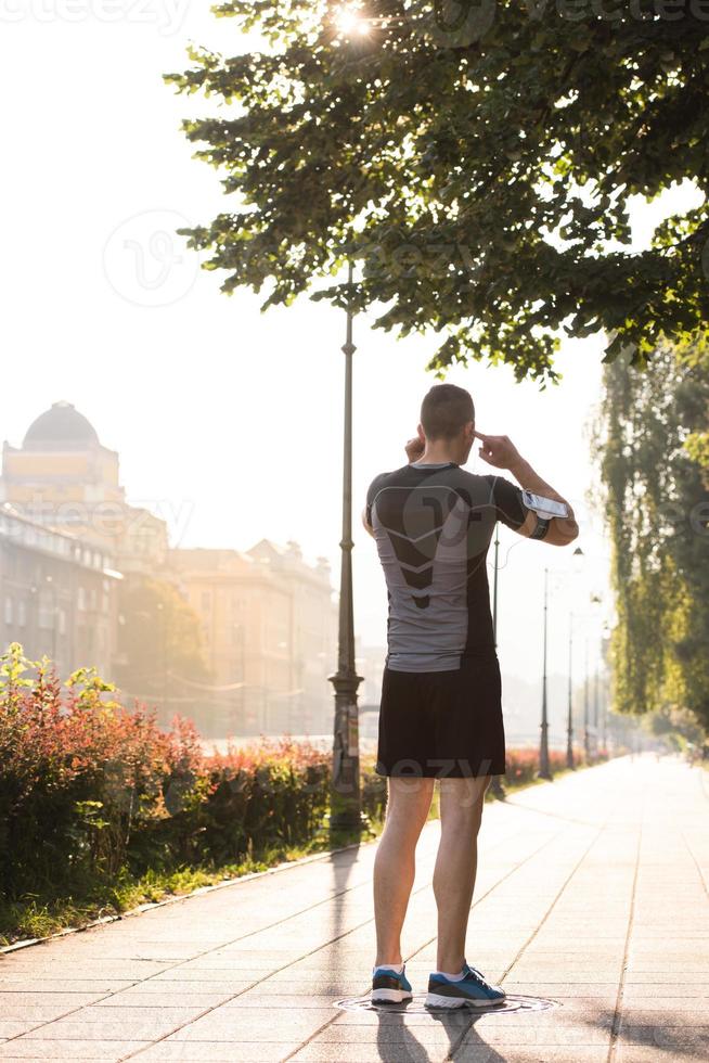 hombre trotando en la mañana soleada foto