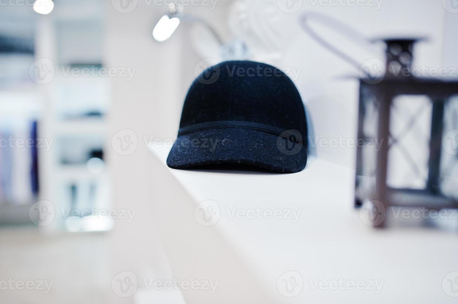 foto de primer plano de una gorra negra en el estante de la tienda.