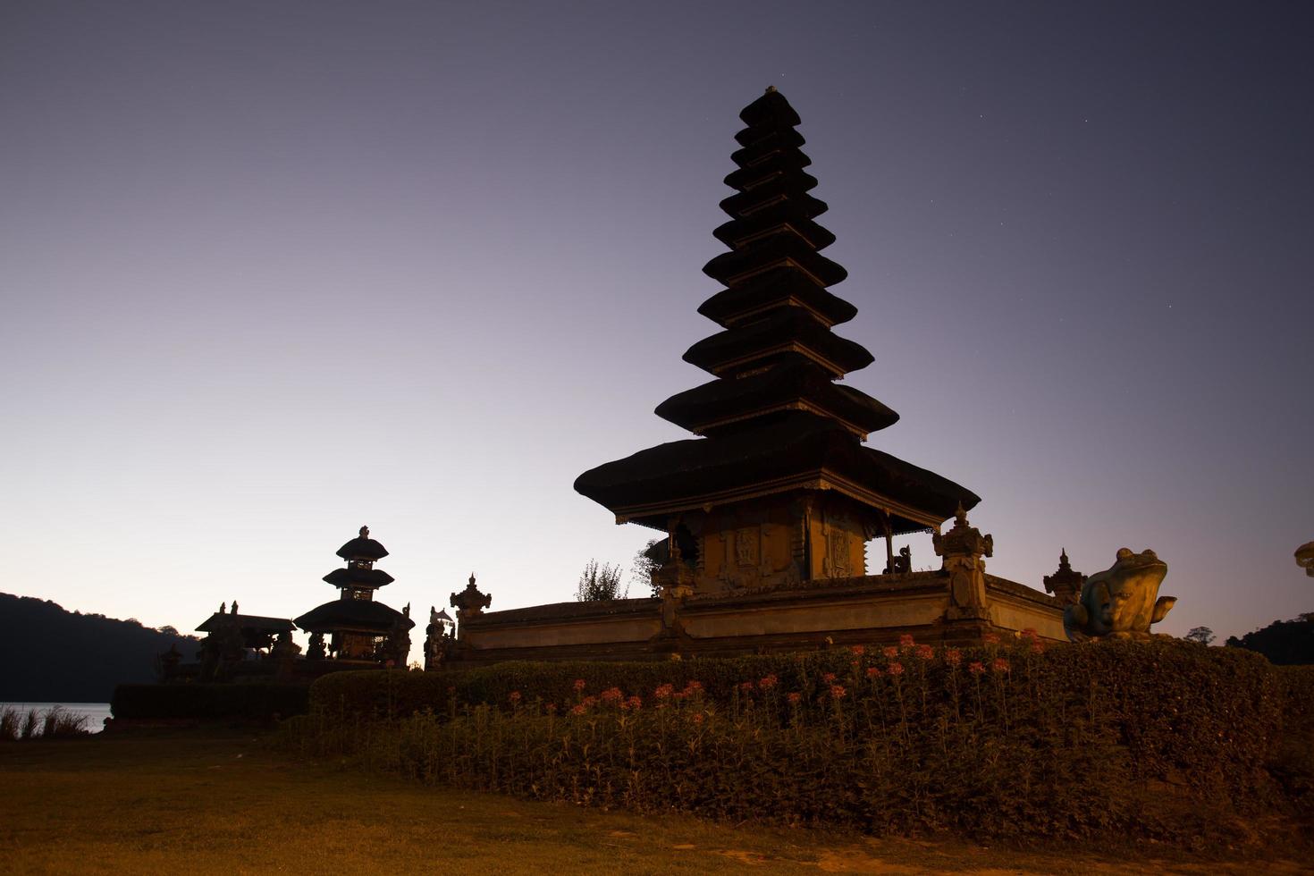 silueta del templo pura ulun danu foto